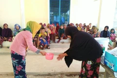 Hướng dẫn rửa tay cho người dân tại Campuchia. (Ảnh: Flickr)