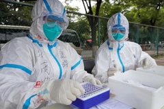 Một điểm xét nghiệm dã chiến ở Bắc Kinh. (Ảnh: AFP/TTXVN)