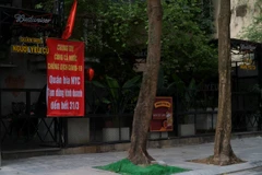 Hà Nội: Hàng quán đồng loạt dừng hoạt động, chợ dân sinh vẫn tấp nập