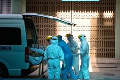 Bệnh nhân nghi nhiễm COVID-19 được chuyển đến Bệnh viện Đà Nẵng để điều trị và theo dõi. (Ảnh: Văn Dũng/TTXVN)