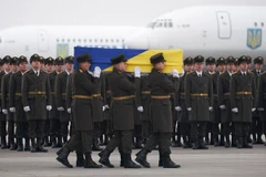 Thi thể các nạn nhân được đưa trở về Ukraine. (Ảnh: AP)