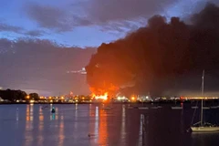 Khói đen bốc lên từ đám cháy tại khu công nghiệp. (Ảnh: Twitter/PA)