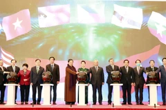 Các đại biểu ấn nút công bố trang thông tin điện tử, ứng dụng di động và bộ nhận diện của AIPA 2020. (Ảnh: Trọng Đức/TTXVN)
