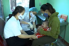 Ngành y tế tổ chức tiêm chủng cho trẻ trong độ tuổi để phòng bệnh bạch hầu. (Ảnh: Hồ Cầu/TTXVN) 