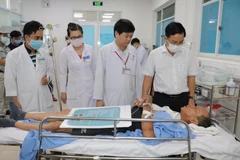 Lãnh đạo Sở Y tế Đồng Nai thăm hỏi những nạn nhân bị thương đang cấp cứu tại bệnh viện. (Ảnh: Sỹ Tuyên/TTXVN)