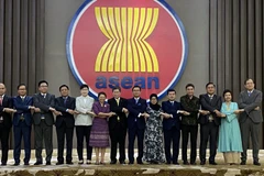 Các đại biểu tham dự cuộc họp chụp ảnh lưu niệm. (Ảnh : Hữu Chiến/TTXVN)