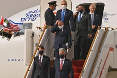 Phái đoàn Mỹ-Israel đặt chân xuống sân bay Abu Dhabi. (Ảnh: Sky News)