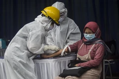 Xét nghiệm nhanh cho người dân ở Tây Java, Indonesia. Ảnh: THX/TTXVN