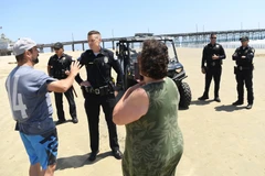 Mỹ: Người dân California đổ xô ra biển bất chấp lệnh cấm