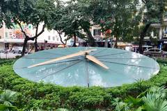 Chiếc đồng hồ bên Hồ Gươm.