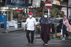 Người dân đeo khẩu trang phòng lây nhiễm COVID-19 tại Tonekabon, Iran. (Ảnh: THX/TTXVN)