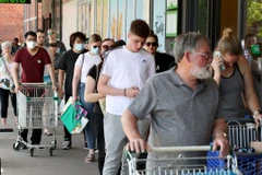 Người dân xếp hàng dài tại các siêu thị. (Ảnh: The Australian)