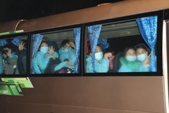 Tiếp nhận công dân trở về từ Malaysia. (Ảnh: Huỳnh Phúc Hậu/TTXVN)