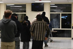 Người dân tại một điểm bỏ phiếu ở Virginia. (Ảnh: AFP/TTXVN)