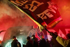 CĐV PSG tràn ra đường ăn mừng như thể không có dịch bệnh