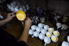 Bia trứng Hà Nội thu hút sự tò mò của du khách quốc tế