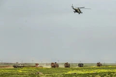 Nga và Thổ Nhĩ Kỳ tham gia cuộc tuần tra chung dưới sự yểm trợ của máy bay trực thăng. (Ảnh: AFP/TTXVN)