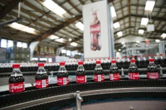 Dây chuyền sản xuất của Coca Cola. (Ảnh: NY Times)