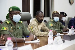 Cuộc đàm phán giữa nhóm đảo chính Mali và ECOWAS hồi tháng 8. (Ảnh: AFP/TTXVN)