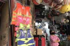 Áo phao 'cháy hàng' trên thị trường trong mùa mưa lũ