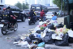 Rác "bủa vây" nhiều đường phố ở Hà Nội. (Ảnh: Tuấn Đức/TTXVN)