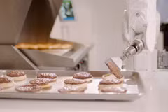 Robot Flippy làm nhiệm vụ rán thịt hamburger. (Ảnh: TechCrunch)