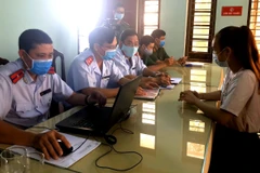 Xử phạt đối tượng đăng tải thông tin sai sự thật tại Thừa Thiên-Huế. (Ảnh: TTXVN phát)