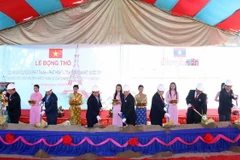 Lễ động thổ dự án xây dựng Đài phát thanh phát hình tại tỉnh Savannakhet. (Ảnh: Phạm Kiên/TTXVN)