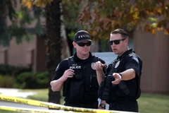 Cảnh sát Mỹ khám xét ngôi nhà của nghi phạm Syed Farook. (Nguồn: AFP/TTXVN)