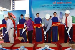 Các đại biểu thực hiện nghi thức khởi công công trình. (Ảnh: Phương Vy/TTXVN)