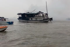 Cháy tàu du lịch chở khách nước ngoài tham quan Vịnh Hạ Long