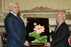 Chủ tịch Ủy ban Nhân dân TP.Hồ Chí Minh Lê Hoàng Quân tặng quà Thống đốc thành phố Saint Petersburg. (Ảnh: Thanh Vũ/TTXVN)