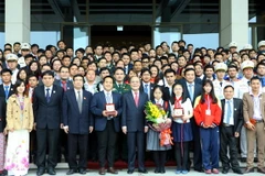 Chủ tịch Quốc hội Nguyễn Sinh Hùng với các đại biểu dự Đại hội Tài năng trẻ Việt Nam. (Ảnh: Phạm Kiên/TTXVN)