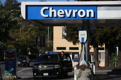 Người dân mua xăng tại trạm xăng của Hãng Chevron ở Corte Madera, California, Mỹ. (Nguồn: AFP/TTXVN)