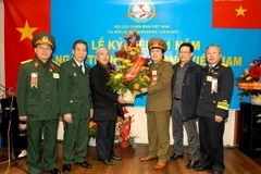 Hội cựu chiến binh Berlin-Brandenburg nhận hoa chúc mừng từ các hội đoàn người Việt tại Đức. (Ảnh: Nguyên Đức/Vietnam+)