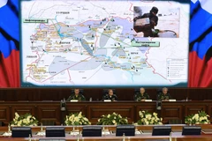 Các quan chức cấp cao Bộ Quốc phòng Nga phát biểu tại cuộc họp báo công bố các bằng chứng IS bán dầu sang Thổ Nhĩ Kỳ. (Nguồn: AFP/TTXVN) 