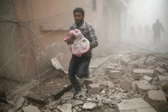 Người dân Syria sơ tán khỏi khu vực giao tranh ở Douma. (Nguồn: AFP/TTXVN)