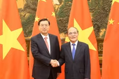 Chủ tịch Quốc hội Nguyễn Sinh Hùng và Chủ tịch Nhân Đại Trương Đức Giang tại lễ đón. (Ảnh: Nhan Sáng/TTXVN)