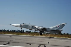 Máy bay chiến đấu Sukhoi Su-24M của Nga cất cánh từ sân bay quân sự Hmeymim để tiến hành không kích IS. (Nguồn: THX/TTXVN)