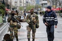 Binh sỹ và cảnh sát Bỉ tuần tra tại trung tâm thủ đô Brussels. (Nguồn: THX/TTXVN)