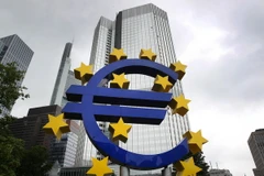 Logo đồng Euro phía trước trụ sở Ngân hàng Trung ương châu Âu ECB ở Frankfurt am Main, miền Tây nước Đức.(Nguồn: AFP/TTXVN)