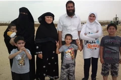 Chị Liên (không che mạng) và anh Hany Fahim cùng các con. (Ảnh: Hữu Chiến/Vietnam+)