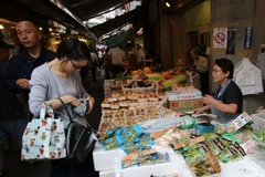 Người dân Nhật Bản mua sắm tại thủ đô Tokyo. (Nguồn: AFP/TTXVN)