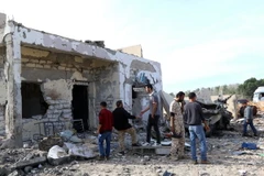 Hiện trường vụ đánh bom ở Msillata, gần thành phố Khoms của Libya. (Nguồn: THX/TTXVN)