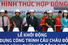 Phó Thủ tướng Phạm Bình Minh và các đại biểu thực hiện nghi thức khởi động dự án. (Ảnh: Đặng Công Mạo/TTXVN)