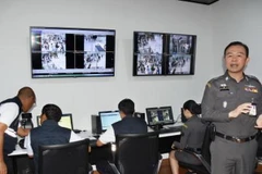 Thiếu tướng Nathathorn Prousoontorn, phụ trách vấn đề nhập cư, giới thiệu hệ thống kiểm tra hành khách APPS tại sân bay Suvarnabhumi ở thủ đô Bangkok. (Nguồn: Kyodo/TTXVN)
