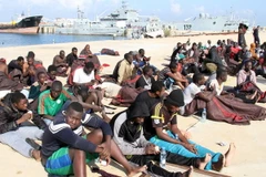 Người di cư sau khi được cứu ngoài khơi Libya. (Nguồn: THX/TTXVN)