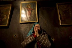 Người hành hương cầu nguyện tại nhà thờ Nativity ở thánh địa Bethlehem. (Nguồn: AP)