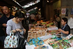 Người dân Nhật Bản mua sắm tại thủ đô Tokyo. (Nguồn: AFP/TTXVN)