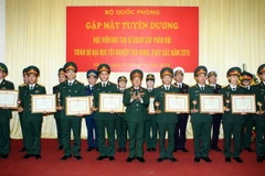 Đại tướng Đỗ Bá Tỵ trao bằng khen của Bộ Quốc phòng cho các học viên tốt nghiệp thủ khoa xuất sắc năm 2015. (Ảnh: Phạm Kiên/TTXVN)